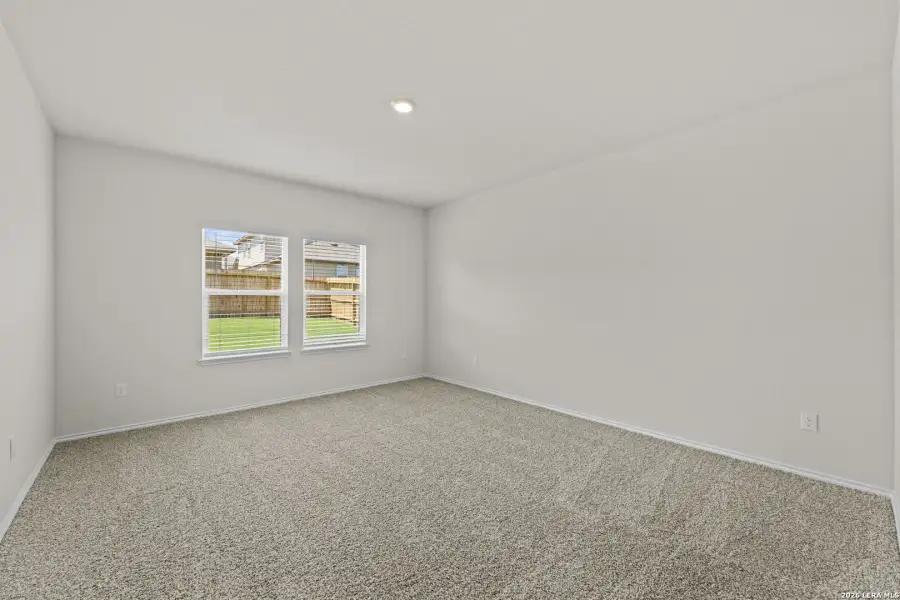 Spacious, unfurnished interior of a new home in Laurel Vistas, San Antonio (Image 31).