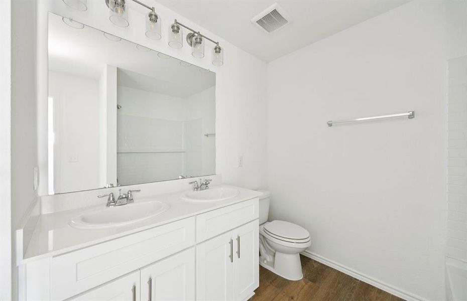 Spacious secondary bathroom Spacious secondary bathroom