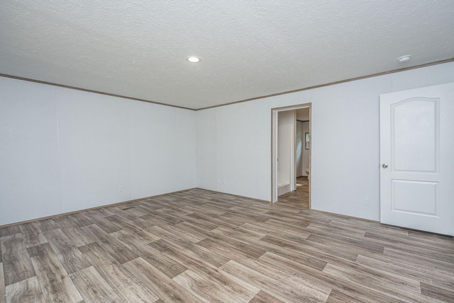 Spacious, unfurnished interior of a new home in , Walterboro (Image 47).