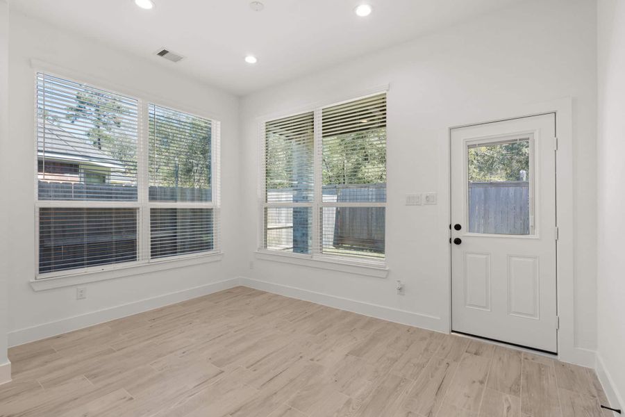 Spacious, unfurnished interior of a new home in Wood Leaf Reserve, Tomball (Image 41).
