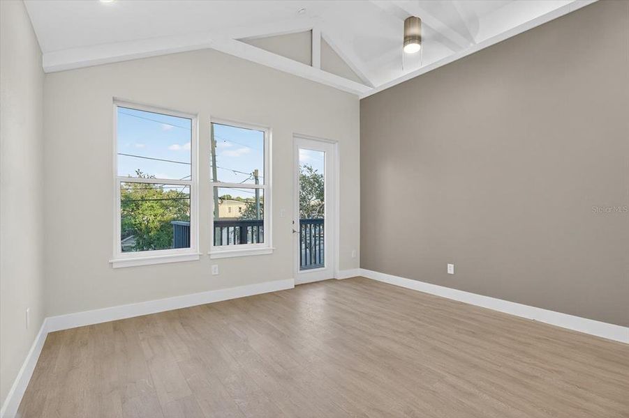 Spacious, unfurnished interior of a new home in , Tarpon Springs (Image 23).