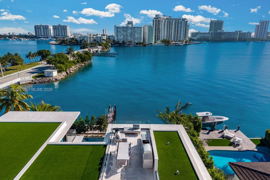 Condo located in Miami Beach, FL showcasing its design and architecture (Image 34).
