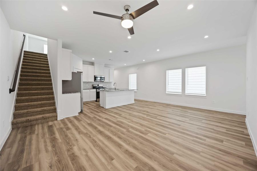 Spacious, unfurnished interior of a new home in Grand West, Houston (Image 10).