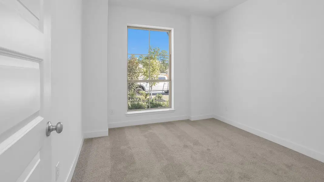 Spacious, unfurnished interior of a new home in Grand Central Park 45', Conroe (Image 9).