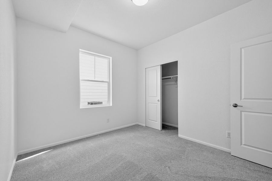 Spacious, unfurnished interior of a new home in Lake Bluff, Greeley (Image 20).