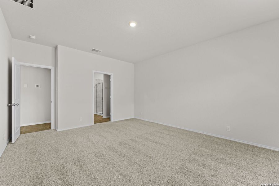 Spacious, unfurnished interior of a new home in Hunters Ranch, San Antonio (Image 24).