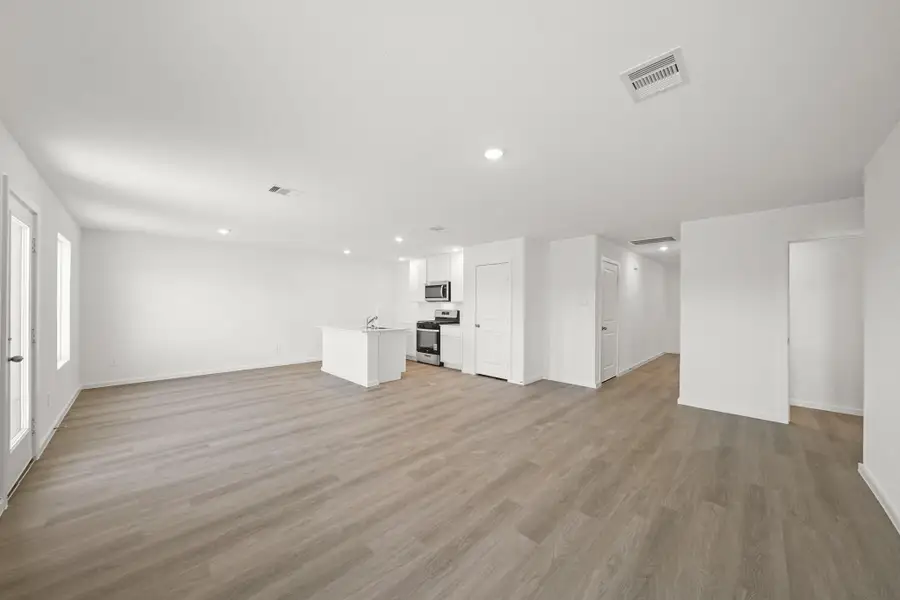 Spacious, unfurnished interior of a new home in Lexington Heights, Willis (Image 11).