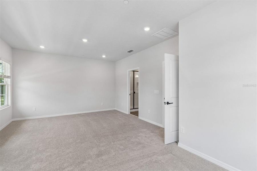 Spacious, unfurnished interior of a new home in , Orlando (Image 30).