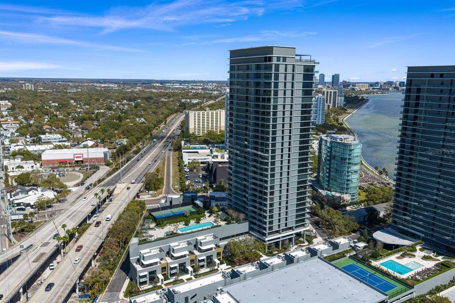 Condo located in Tampa, FL showcasing its design and architecture (Image 61).
