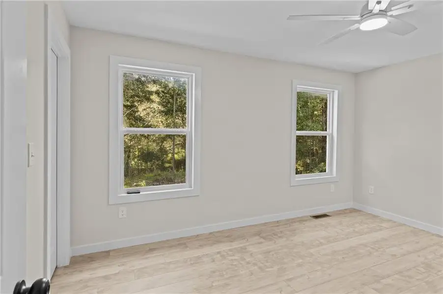 Spacious, unfurnished interior of a new home in , Summerville (Image 6).
