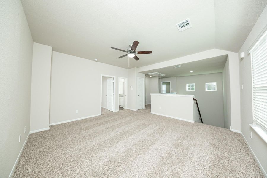 Spacious, unfurnished interior of a new home in Mackenzie Creek, Conroe (Image 9).
