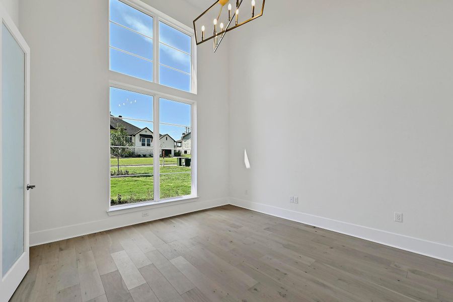 Spacious, unfurnished interior of a new home in Rough Hollow, Austin (Image 25).