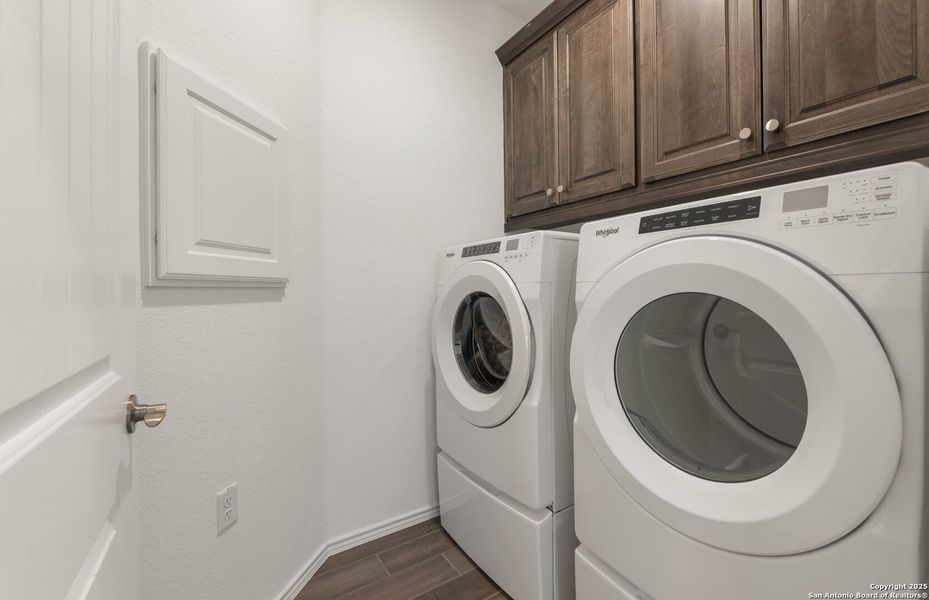 Furnished interior view inside a new home in Del Webb New Braunfels at Veramendi, New Braunfels (Image 11).