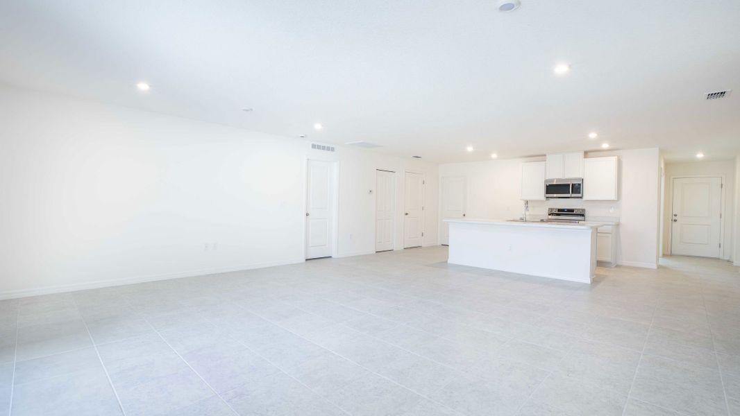 Spacious, unfurnished interior of a new home in Port Charlotte, Port Charlotte (Image 43).