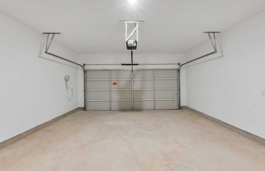 Spacious, unfurnished interior of a new home in Santa Rita Ranch, Liberty Hill (Image 37).