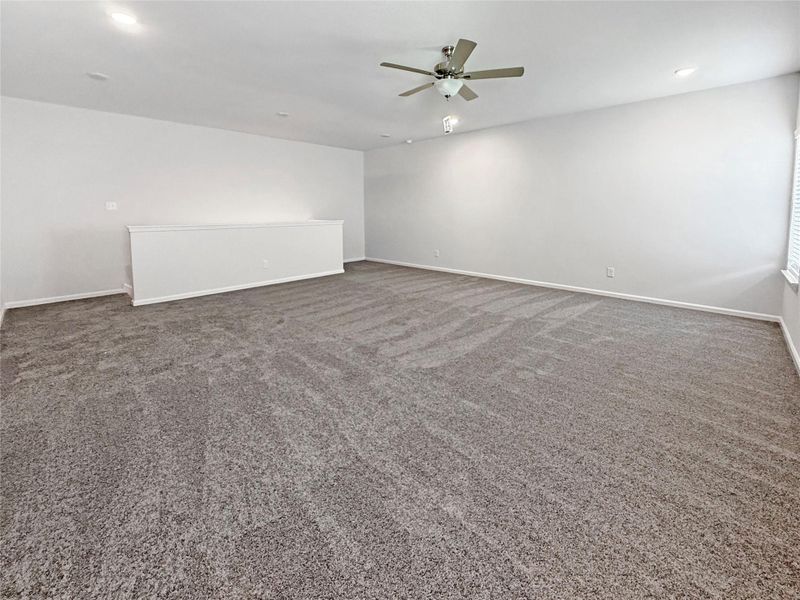 Spacious, unfurnished interior of a new home in Sierra Vista, Iowa Colony (Image 11).