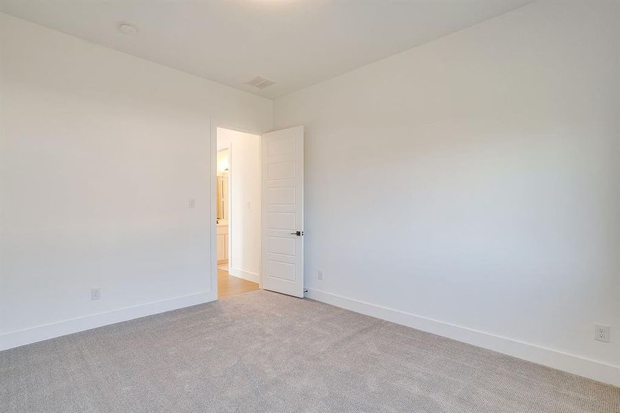 Spacious, unfurnished interior of a new home in Waterfall Ranch, Waxahachie (Image 34).