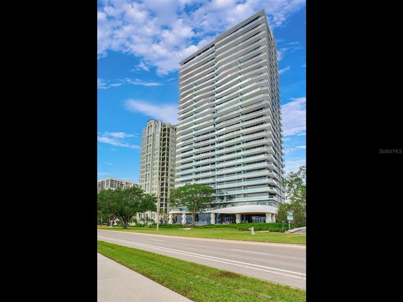Condo located in Tampa, FL showcasing its design and architecture (Image 5).