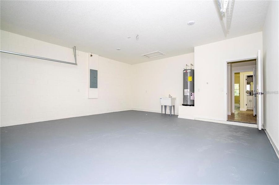Spacious, unfurnished interior of a new home in , Apopka (Image 18).