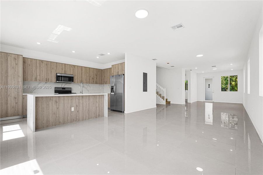 Spacious, unfurnished interior of a new home in , Miami (Image 49).