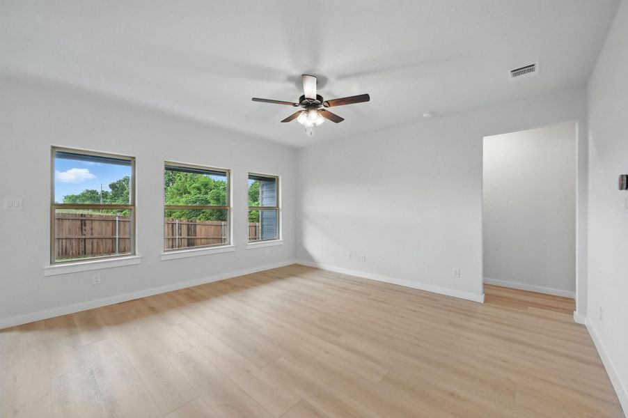 Representative unfurnished interior of a home built from the Essex by Cheldan Homes in Stoneview, Glen Rose (Image 61).