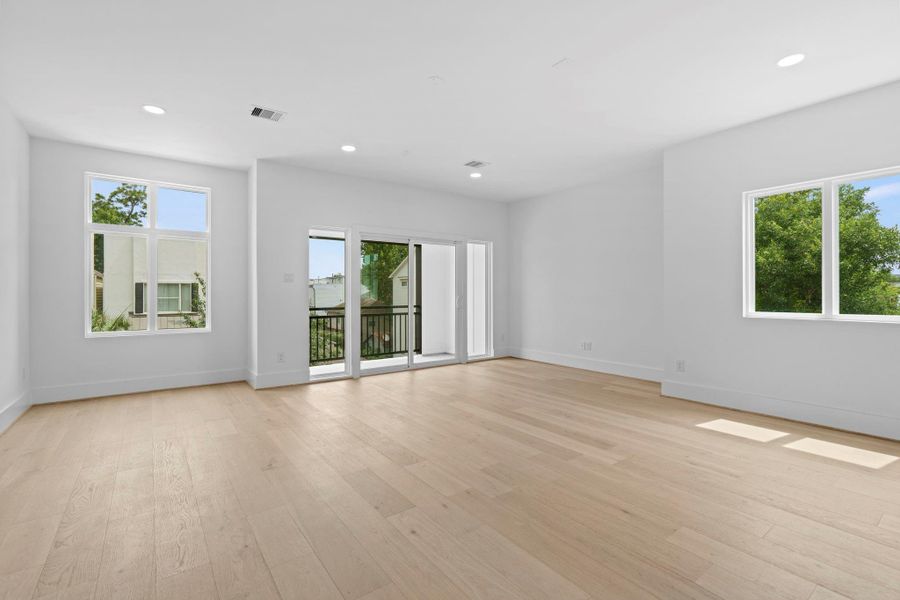 Spacious, unfurnished interior of a new home in , Houston (Image 25).