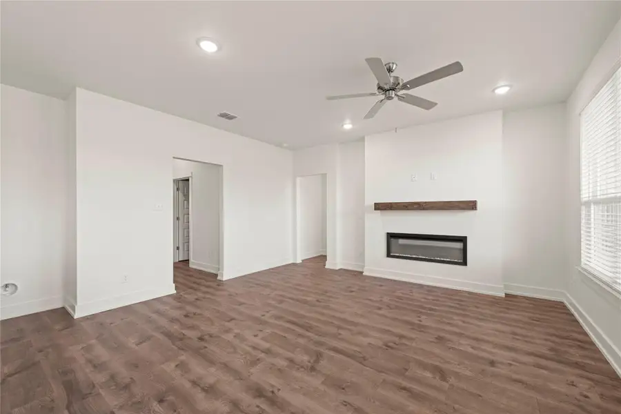 Spacious, unfurnished interior of a new home in Rancho San Gabriel, Georgetown (Image 20).