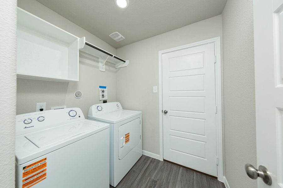 Furnished interior view inside a new home in Mackenzie Creek, Conroe (Image 4).