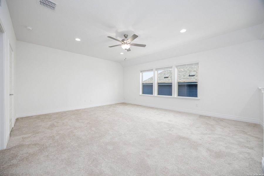 Spacious, unfurnished interior of a new home in Bison Ridge, San Antonio (Image 42).