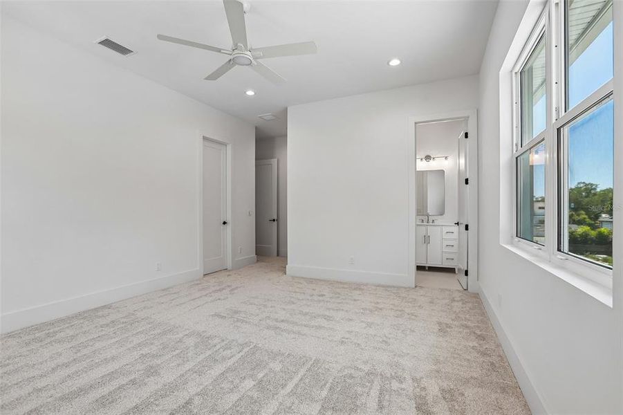 Spacious, unfurnished interior of a new home in , Tampa (Image 89).