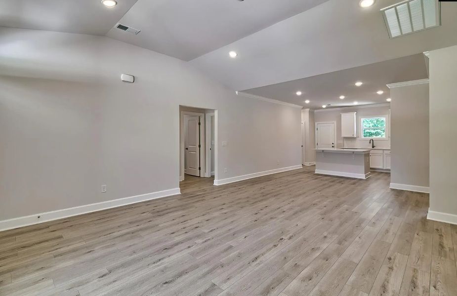 Spacious, unfurnished interior of a new home in Satchel Ford, Columbia (Image 13).