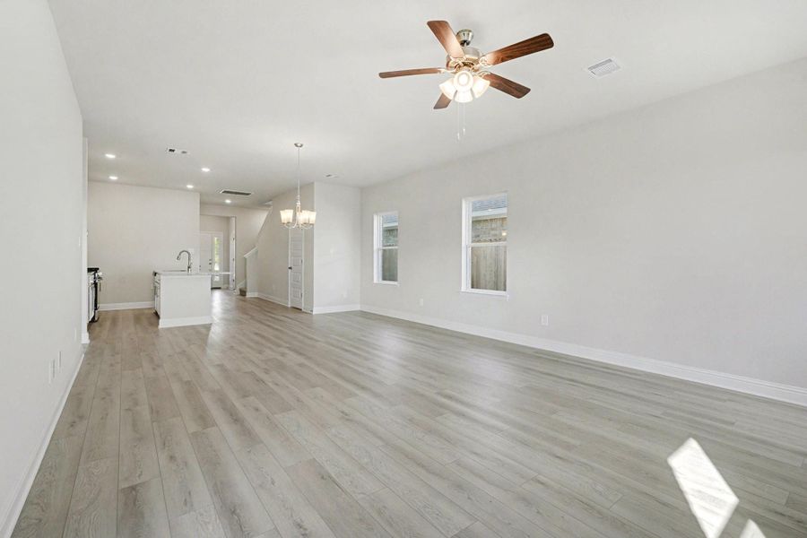 Spacious, unfurnished interior of a new home in Bayou Maison, Dickinson (Image 10).