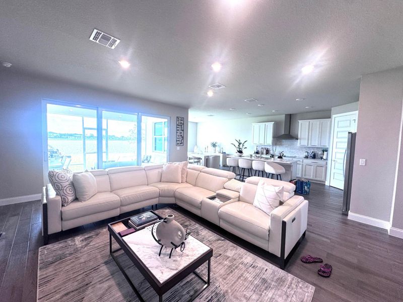 OPEN CONCEPT FACING THE KITCHEN AND DINING