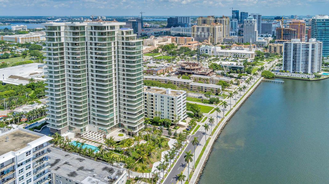 Condo located in West Palm Beach, FL showcasing its design and architecture (Image 21).