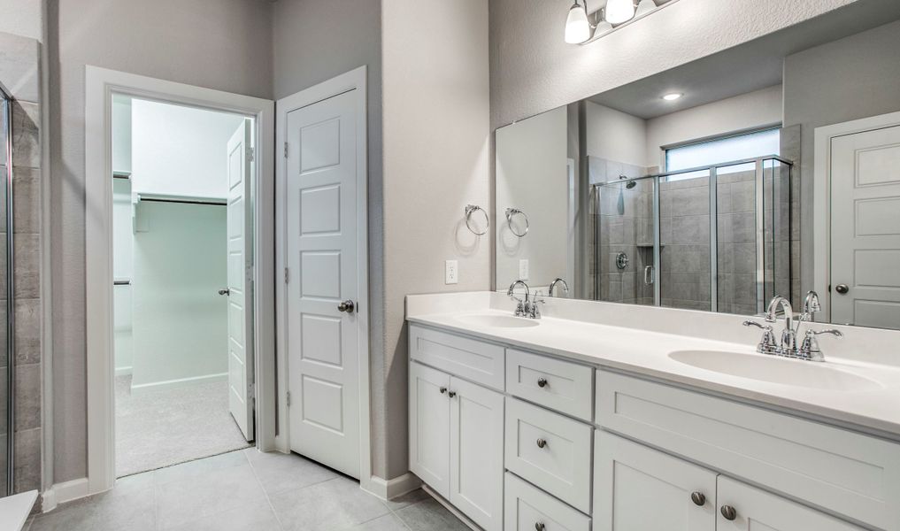 Dual sinks in owner's bath