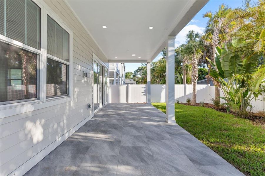 Exterior details and patio area of a home in , St. Petersburg (Image 28).