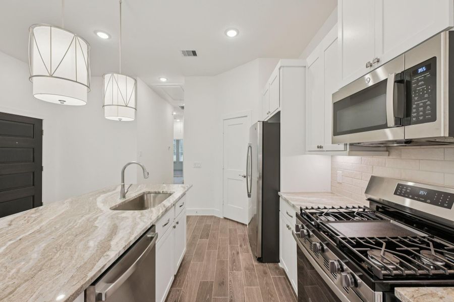Furnished interior view inside a new home in Kresston 50's, Montgomery (Image 8).