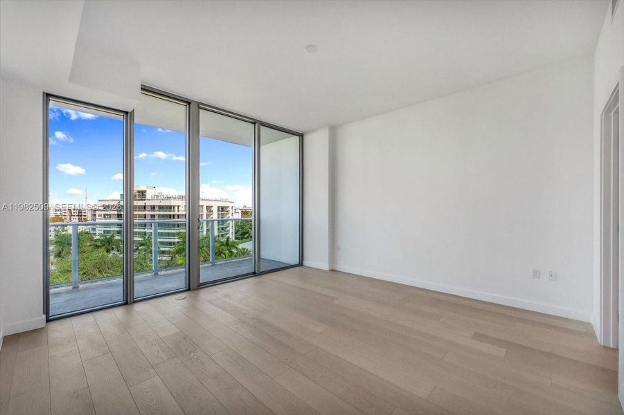 Spacious, unfurnished interior of a new home in , Bay Harbor Islands (Image 18).