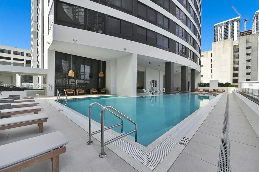 Condo located in Miami, FL showcasing its design and architecture (Image 4).