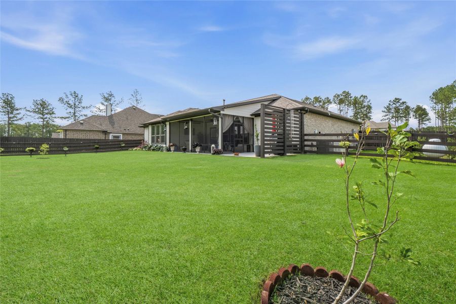 Exterior details and patio area of a home in Deer Pines, Conroe (Image 25).