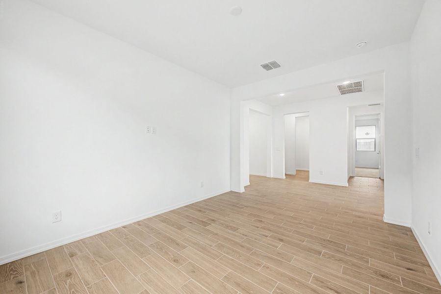 Spacious, unfurnished interior of a new home in Bella Vista Farms, San Tan Valley (Image 10).