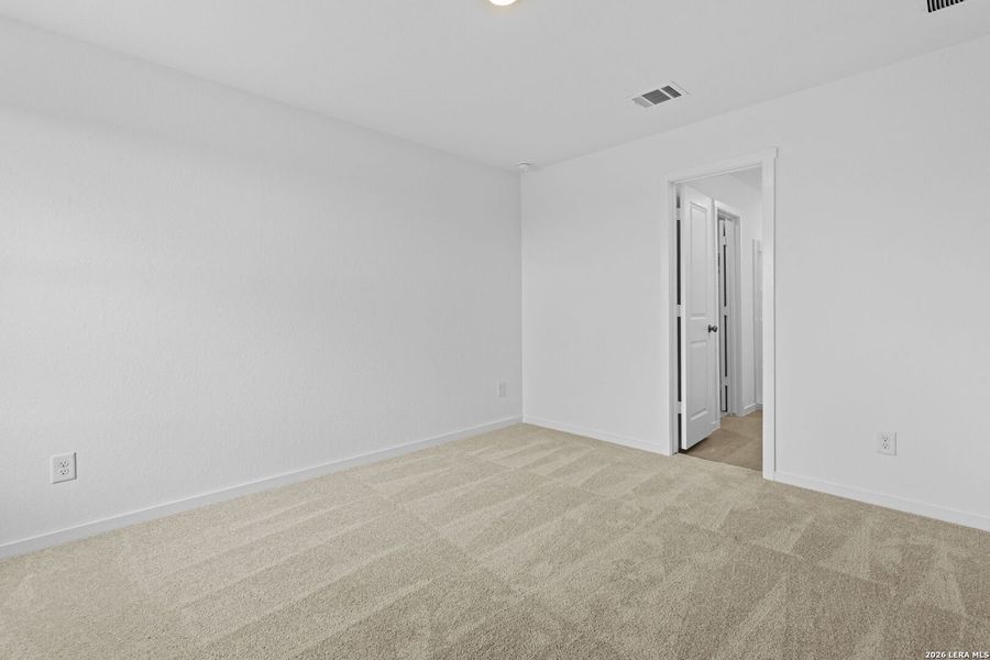 Spacious, unfurnished interior of a new home in Spring Grove, St. Hedwig (Image 12).