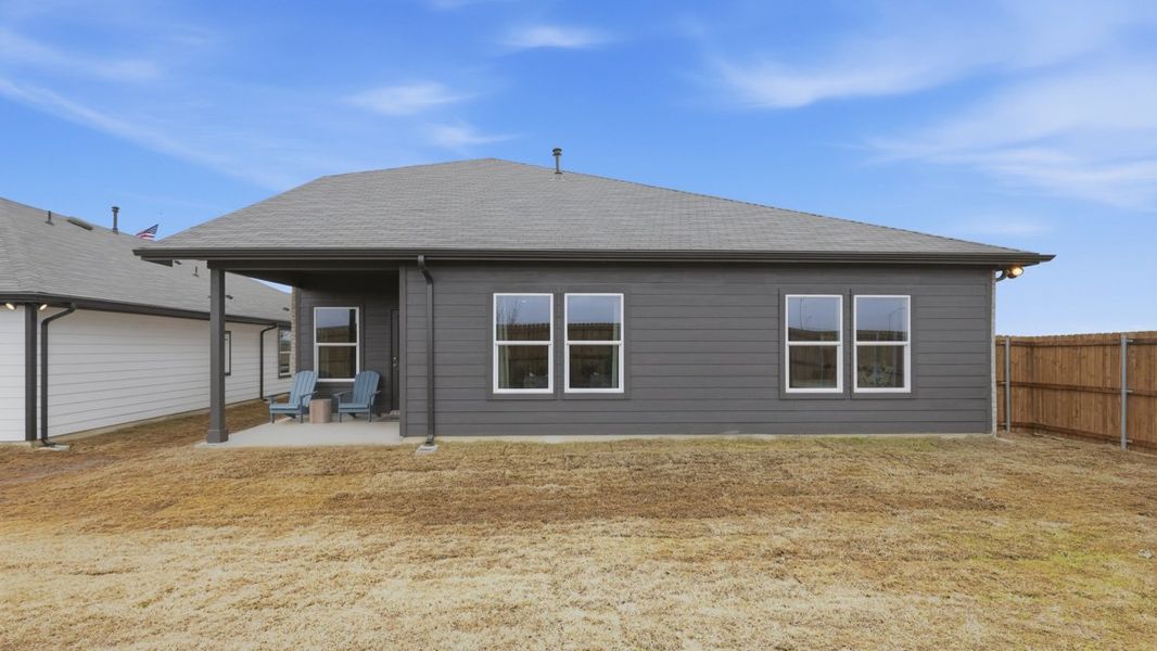 Representative exterior details of a home built from the Midland by D.R. Horton in Longhorn Estates, Fort Worth (Image 4).