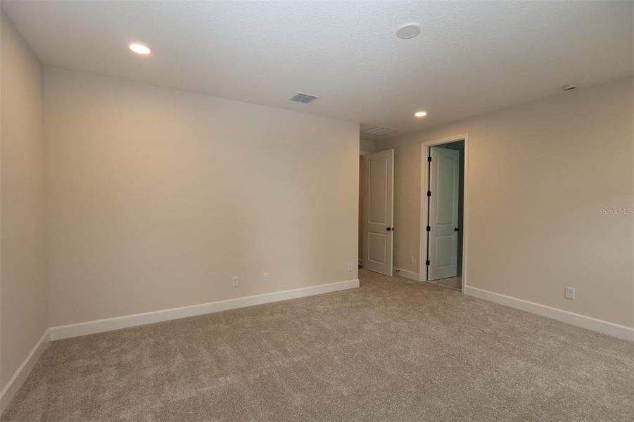 Spacious, unfurnished interior of a new home in Eden at Crossprairie, St. Cloud (Image 18).