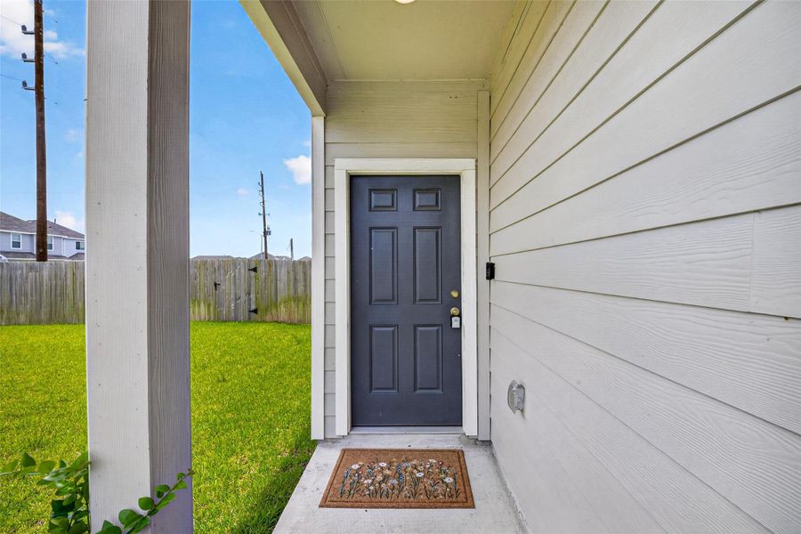 Exterior details and patio area of a home in Charleston Heights, Rosharon (Image 23).