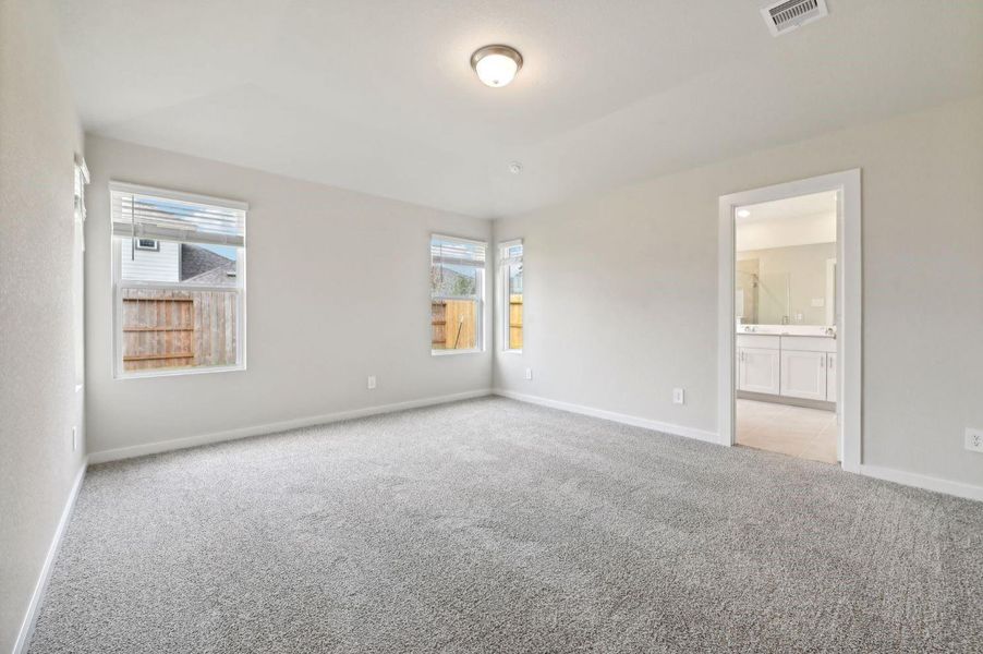 Spacious, unfurnished interior of a new home in , Conroe (Image 23).