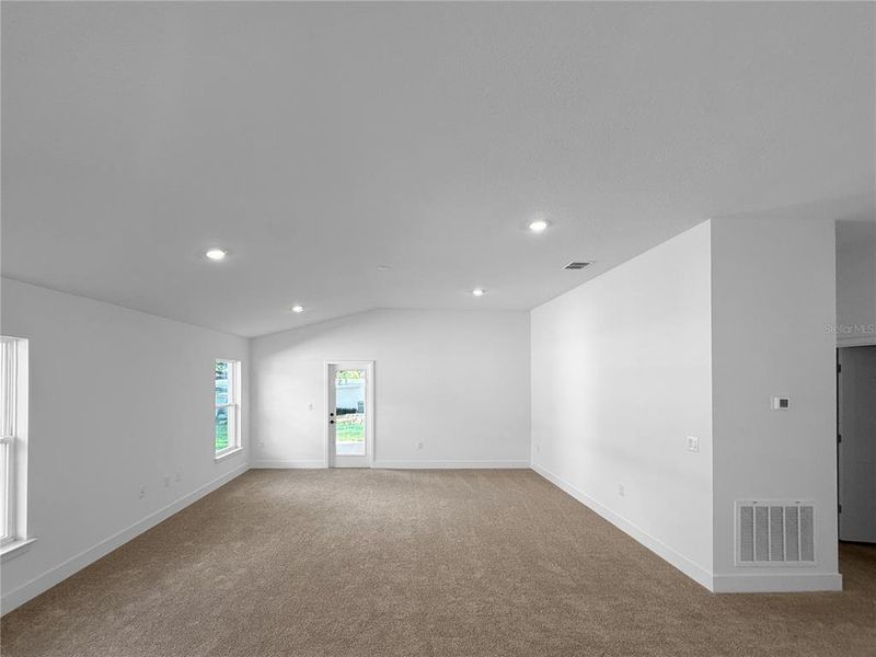 Spacious, unfurnished interior of a new home in Arbor Park, Leesburg (Image 12).