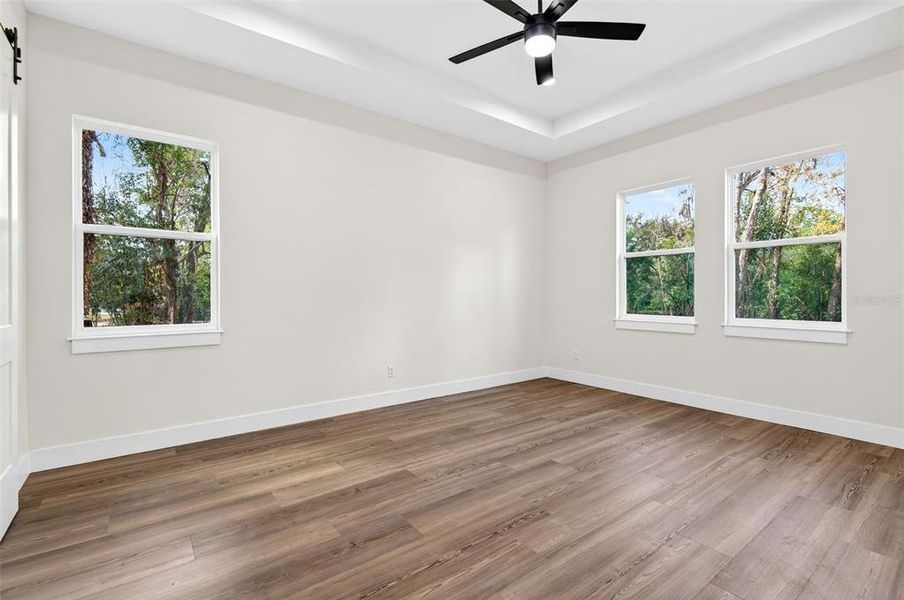 Spacious, unfurnished interior of a new home in , Dade City (Image 31).