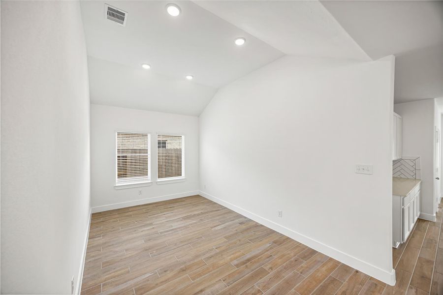 Spacious, unfurnished interior of a new home in River Ranch Meadows, Dayton (Image 25).