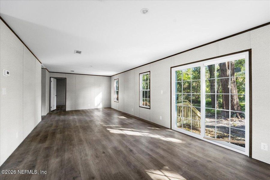 Spacious, unfurnished interior of a new home in , Palatka (Image 9).